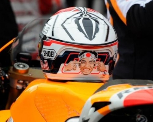 Bahayanya Menaruh Helm di Tangki