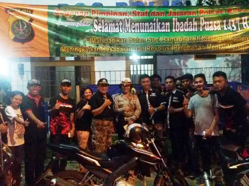CCI Region Bekasi Membagikan Ta’jil Berbuka Puasa di Area Pintu Tol Bekasi Timur