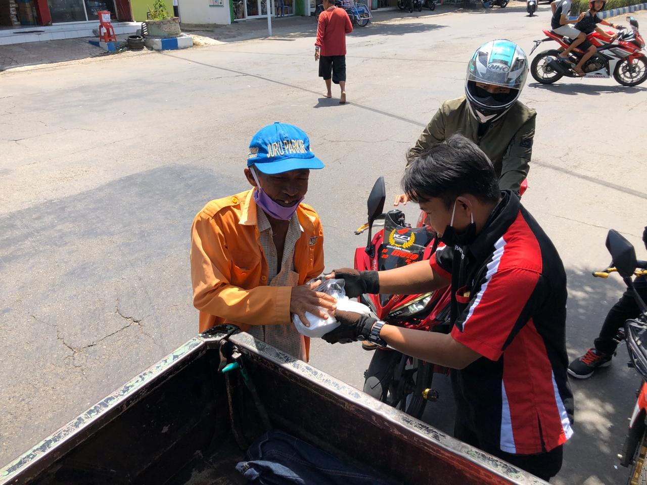 KCI Ponorogo Bagi Makan Siang Dan Masker Ke Tukang Parkir Dan Tukang Becak