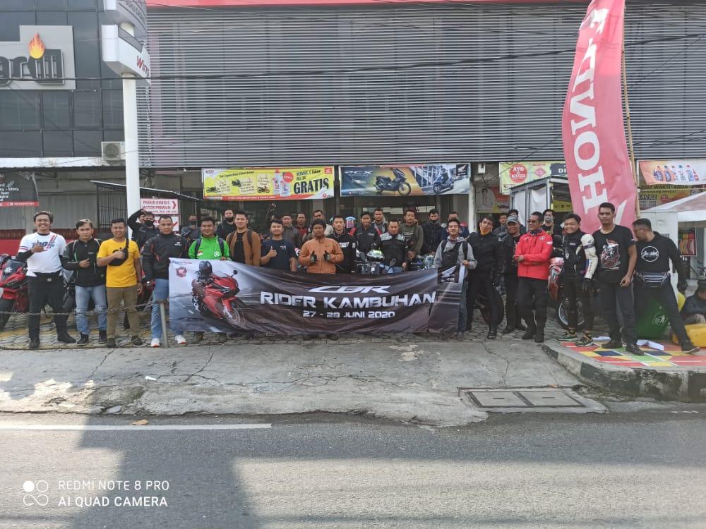 Bikers Honda CBR Dari Berbeda Bendera Komunitas Libas Jalur Lintas Barat