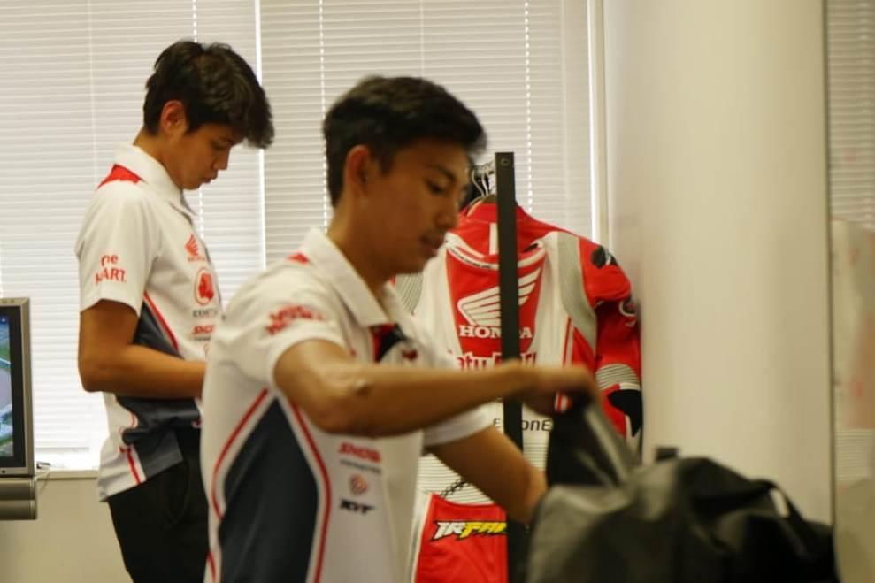 Seperti Ini Cara Pebalap Astra Honda Merawat Baju Balap