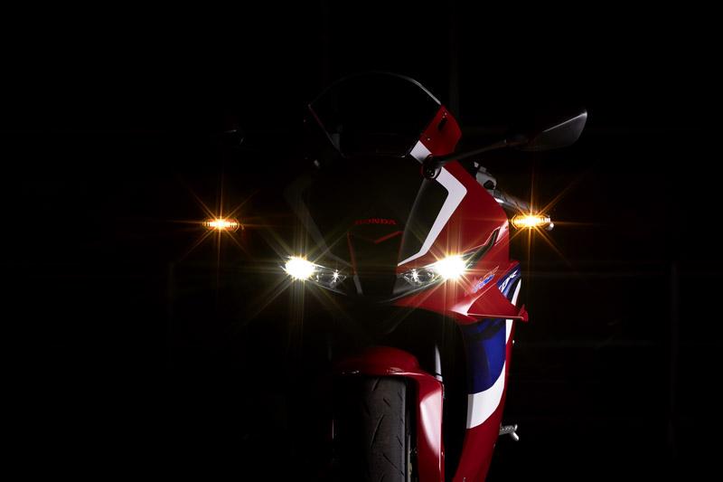 Melihat Honda CBR600RR Tricolor Dalam Lintasan