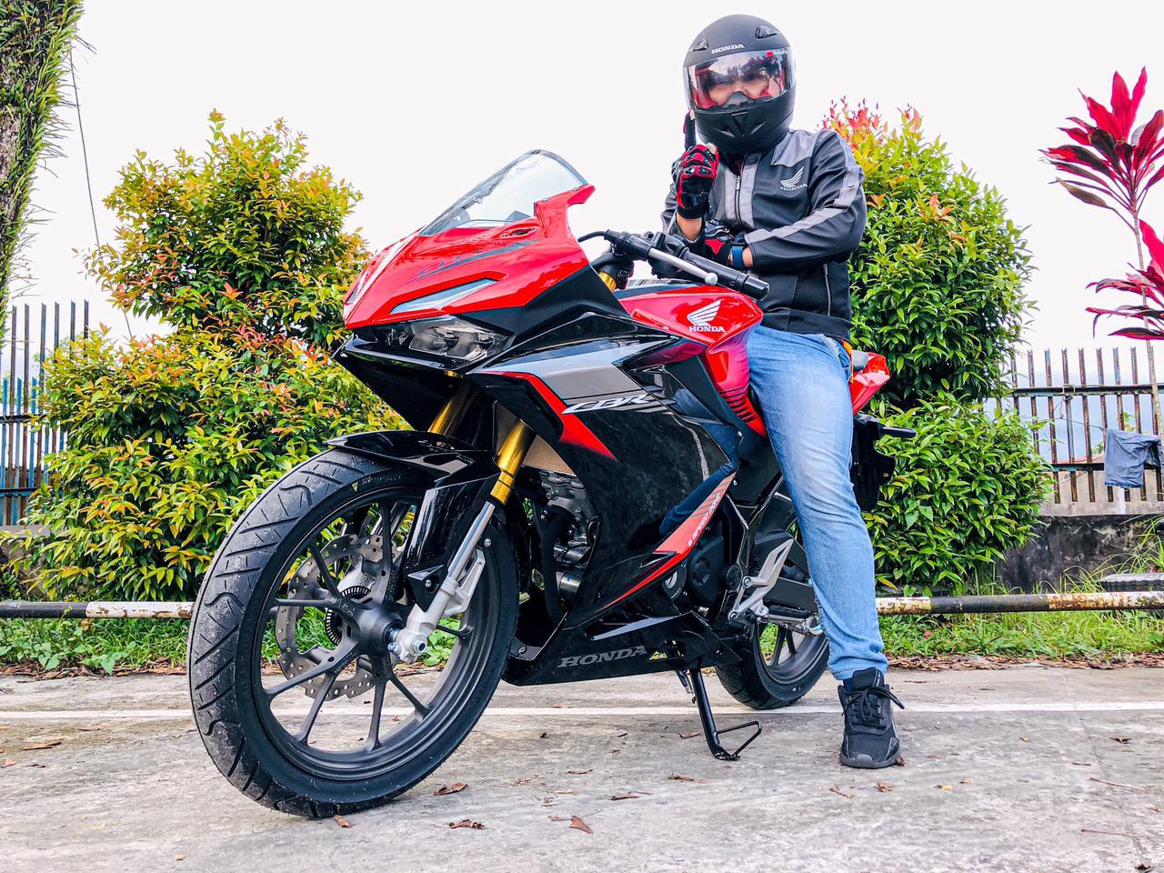 Ketampanan meningkat drastis mengendarai motor sport All New Honda CBR150R ini, Bradz !!