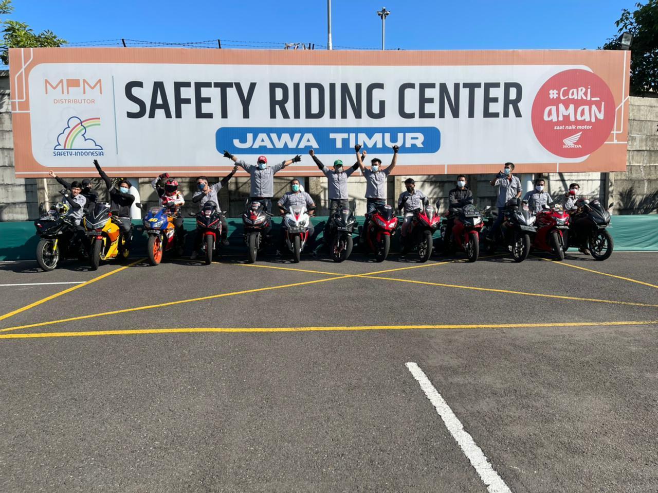 Cari_aman berkendara, AHC Jatim Ikuti Pelatihan Safety Riding 