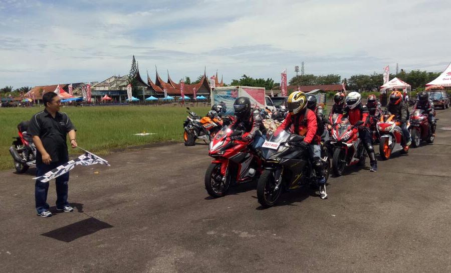 70 Anggota komunitas CBR Sumbar Ramaikan Premiere Touring CBR250RR