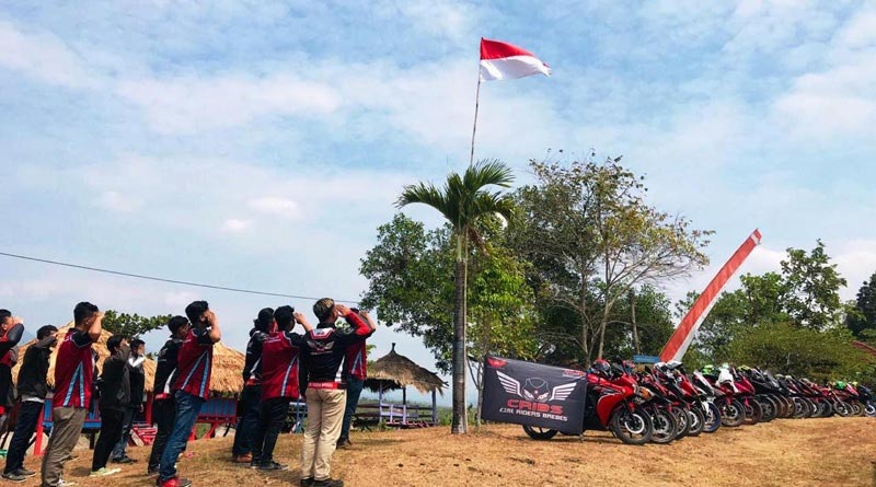 Peringati HUT RI ke-75, CBR Riders Brebes Kibarkan Bendera di Tiga Puncak Gunung
