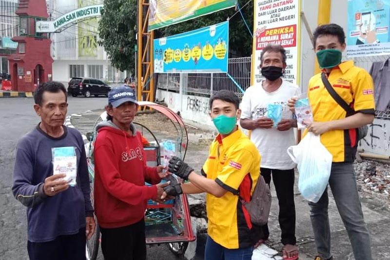 CCI Gresik Bagi-bagi Ratusan Masker Dan Hand Sanitizer