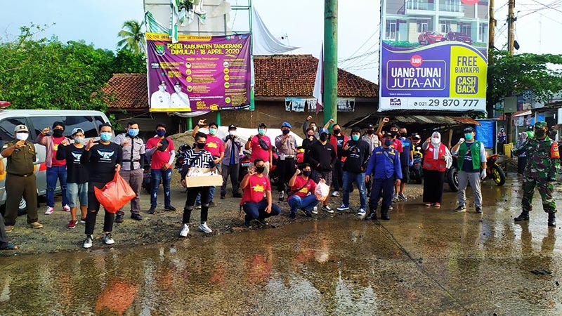 CROW Tangerang Bagikan Masker Dan Hand Sanitizer