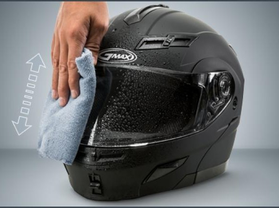 Ayo Cuci Sendiri Helm di Rumah, Gampang Kok!