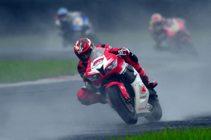 Hujan Menjadi Ganjalan Bagi Dimas Ekky Pertahankan Posisi Podium di Race 2 Supersport 600 ARRC Sentul