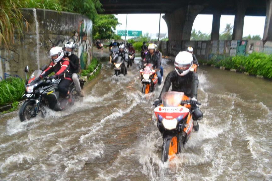 Musim Hujan, Jangan Injak ini Dengan Ban Motor