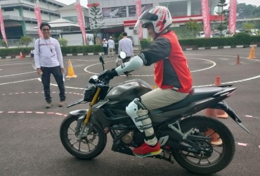 SERUNYA CBR OWNER SERANG ( CRON'S ) MENGIKUTI SAFETY RIDING.