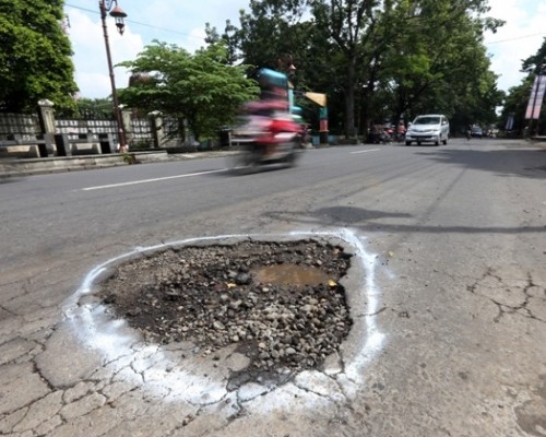 Akibat Jika Sering 'Hajar' Jalan Berlubang