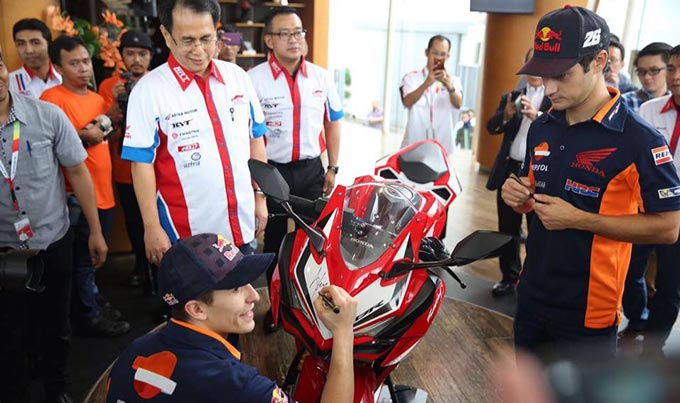 Marquez dan Pedrosa Tanda Tangan di All New Honda CBR250RR