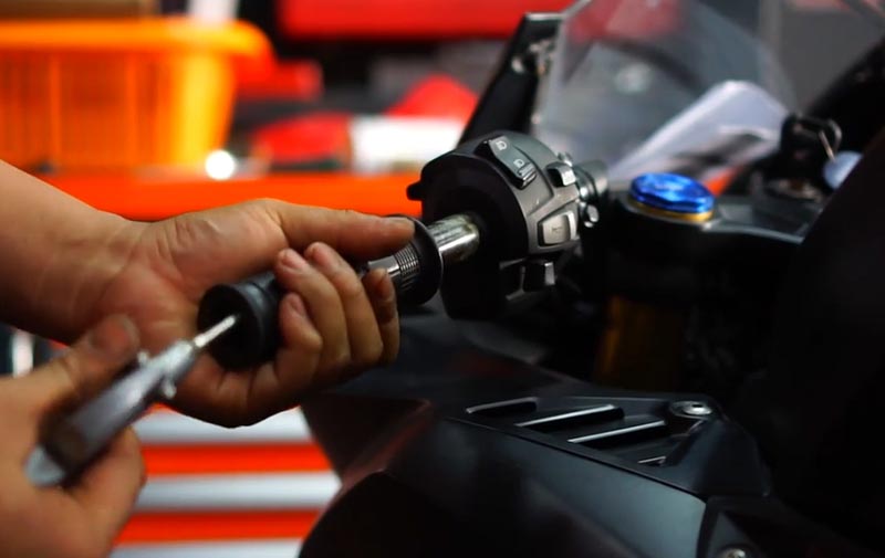 Makin Gaya Denga Handgrip Aftermarket, Ini Caranya