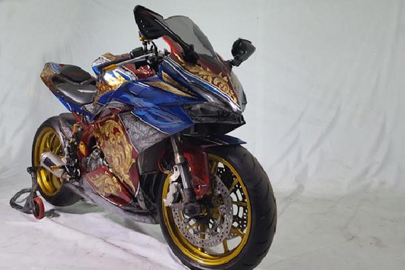 Modifikasi Honda CBR250RR, Juara Dengan Motif Ukiran Emas