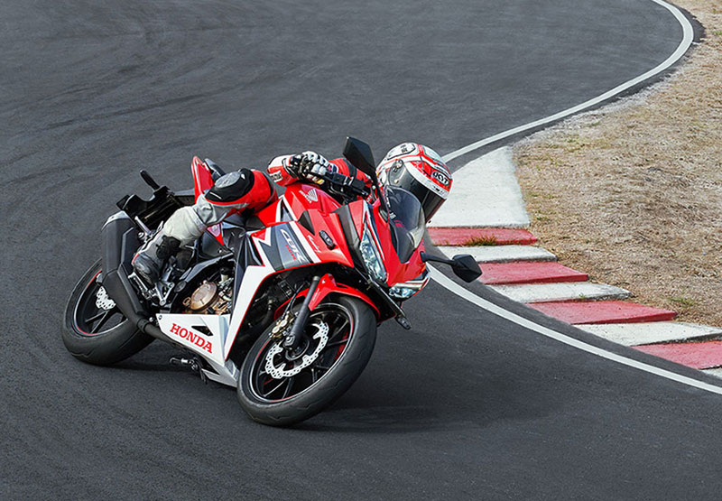 Aksi Honda CBR150R di Lintasan Balap