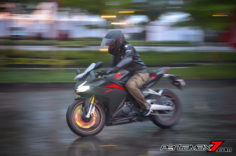Kendarai Honda CBR250RR Saat Hujan, Ini Wajib Diperhatikan