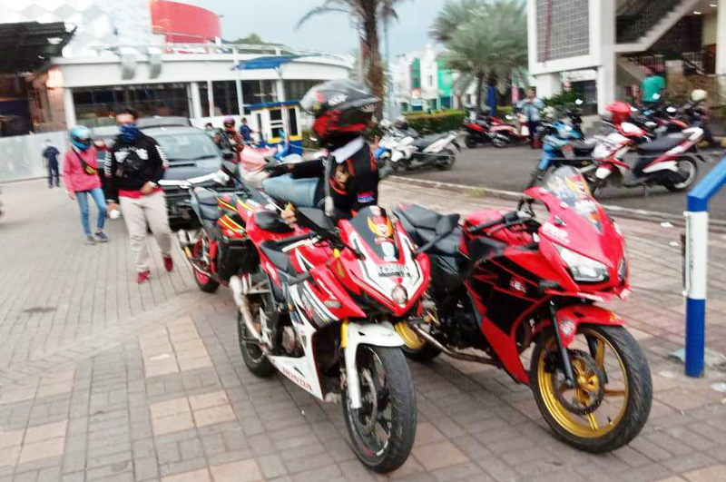 CBR Riders Cibitung Membagikan Makanan Gratis untuk Berbuka Puasa
