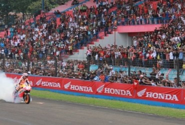 Marc Marquez dan Dani Pedrosa Pacu Honda RCV dan Honda CBR150R di Sirkuit
